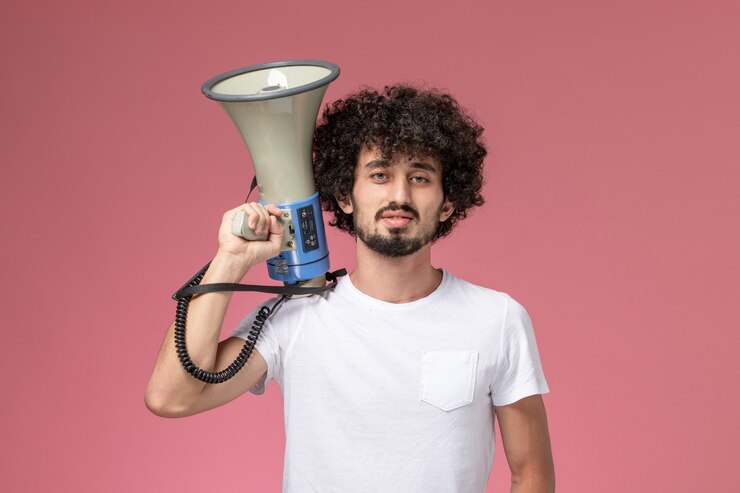 Foto grátis cara jovem segurando o microfone de mão próximo à cabeça