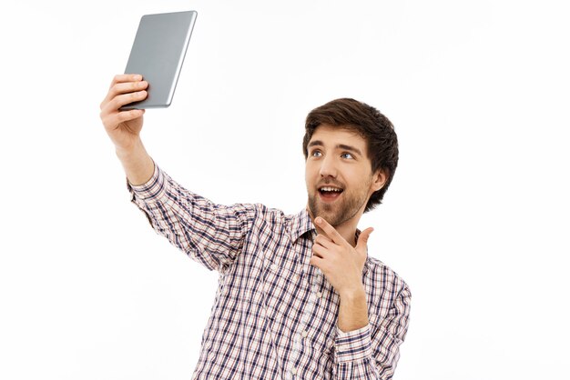 Cara sorridente tomando selfie, videocalling via tablet