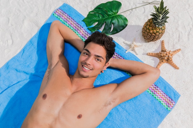 Cara sorridente tomando sol na praia