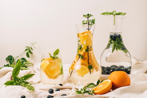 Foto grátis carafes com laranjas e mirtilos