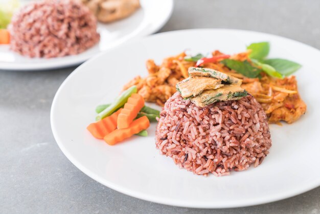 Carambola De Carne De Porco Com Arroz De Baga E Omelete