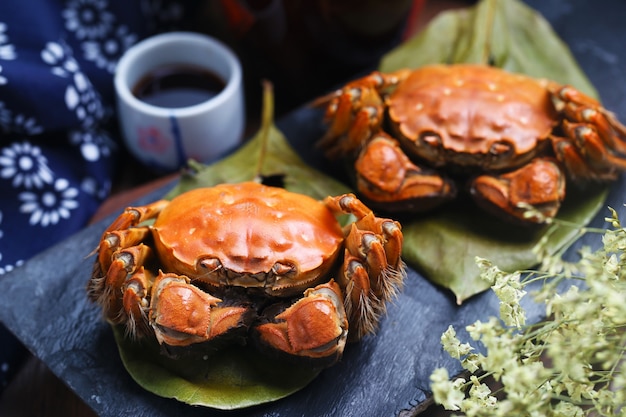 Caranguejos cozinhados da China Lago Yangcheng na placa de pedra