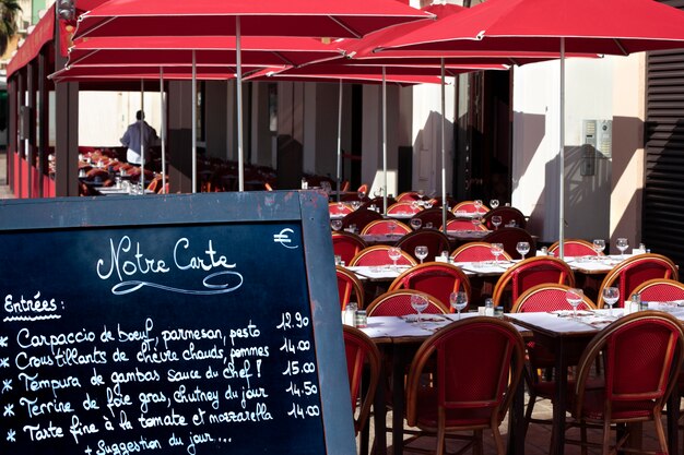 Cardápio de restaurante francês na rua