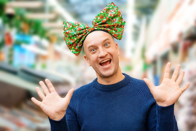 Careca engraçado com um arco na cabeça, clima festivo