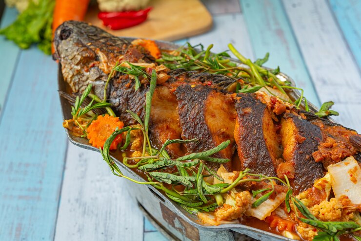 Foto grátis caril azedo com peixe snakehead, hot pot picante de jardim, comida tailandesa.