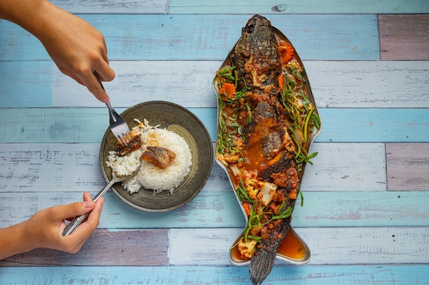 Foto grátis caril azedo com peixe snakehead, hot pot picante de jardim, comida tailandesa.