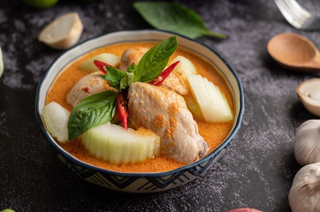 Caril de frango com melão de inverno, com cogumelo, alho, pimenta e manjericão