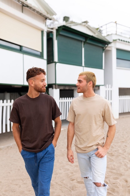 Foto grátis carinhoso casal gay passando tempo juntos na praia