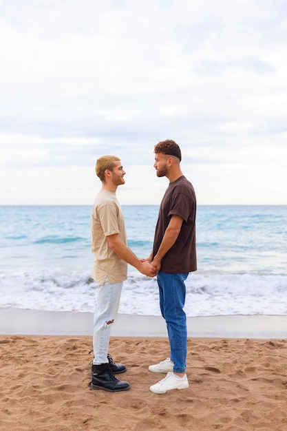 Foto grátis carinhoso casal gay passando tempo juntos na praia