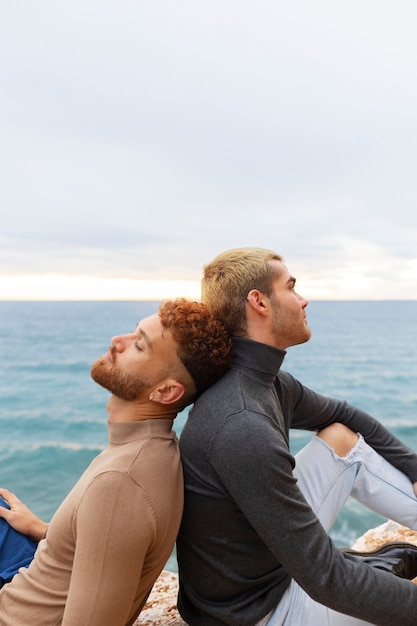 Carinhoso casal gay passando tempo na praia juntos