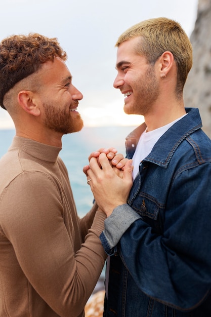 Foto grátis carinhoso casal gay passando tempo na praia juntos