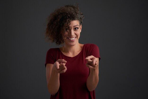 Foto grátis carismática mulher hispânica, gesticulando para dizer que você deve estar brincando comigo