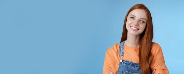 Foto grátis carismático tipo agradável ruiva olhos azuis sorrindo amigável ouvir educadamente cliente em pé