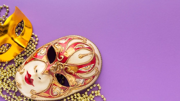 Carnaval de mistério leigos máscaras douradas e elegantes