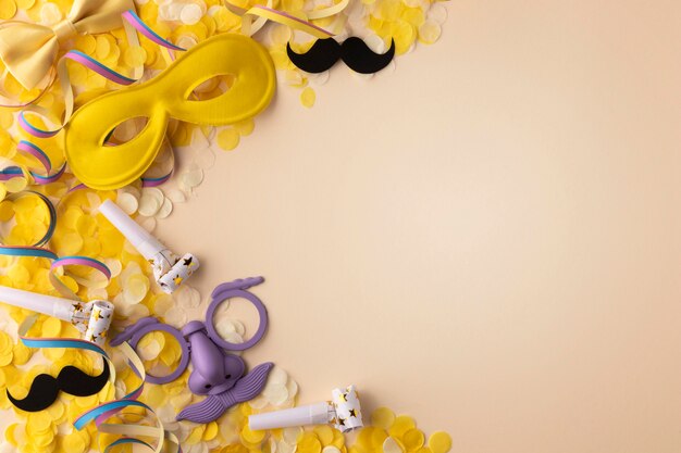 Carnaval máscara fofa cópia espaço confete dourado