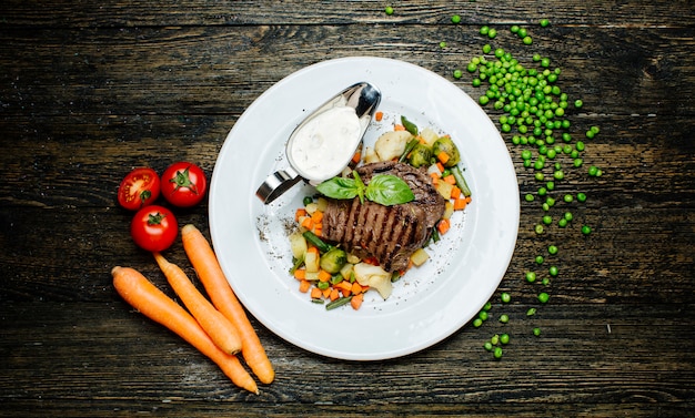 Carne assada com legumes picados