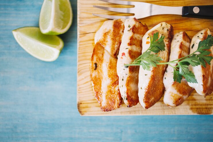 Foto grátis carne assada decorada com salsa