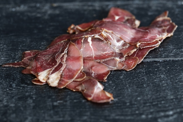 Foto grátis carne assada na superfície preta