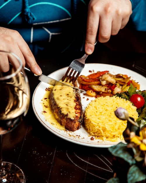 Foto grátis carne com queijo derretido por cima e arroz