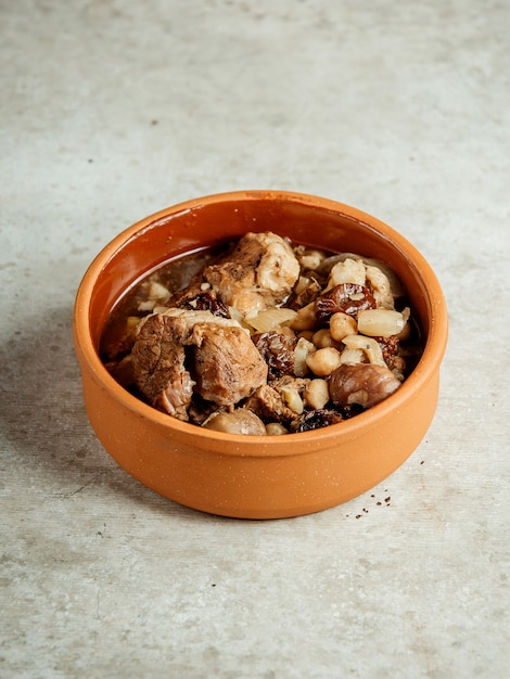 Foto grátis carne cozida com ervilhas