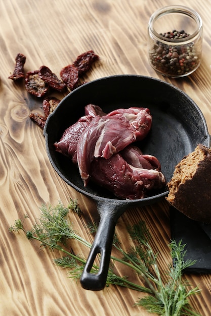 Foto grátis carne crua com ingredientes para cozinhar a refeição