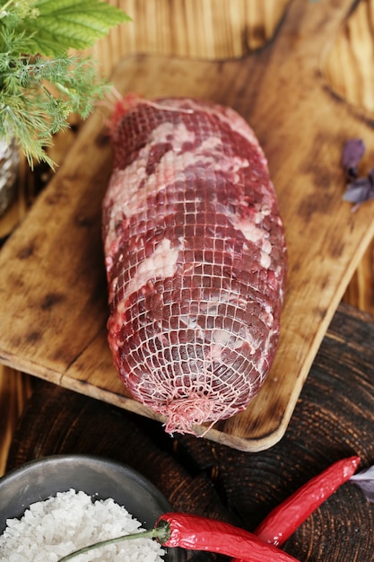 Foto grátis carne crua com ingredientes para cozinhar a refeição