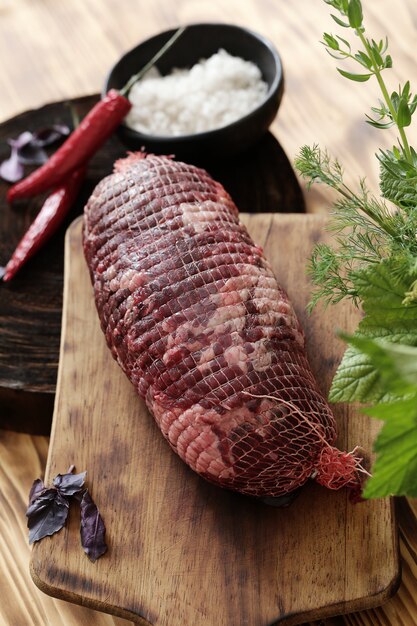 Carne crua com ingredientes para cozinhar a refeição