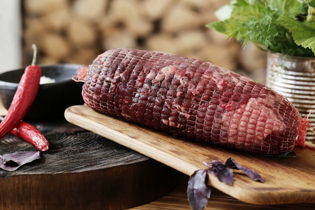 Carne crua com ingredientes para cozinhar a refeição
