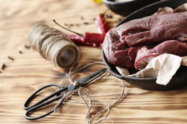 Carne crua com ingredientes para cozinhar a refeição