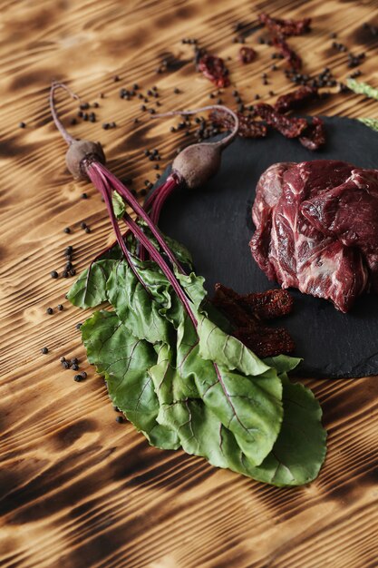 Carne crua com ingredientes para cozinhar a refeição