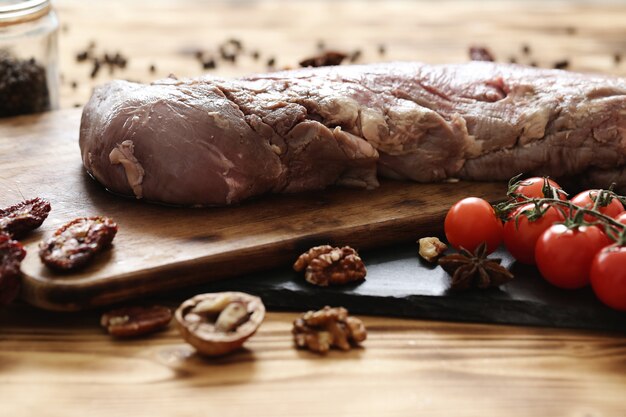 Carne crua com ingredientes para cozinhar a refeição