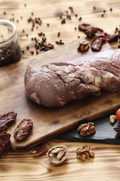 Carne crua com ingredientes para cozinhar a refeição