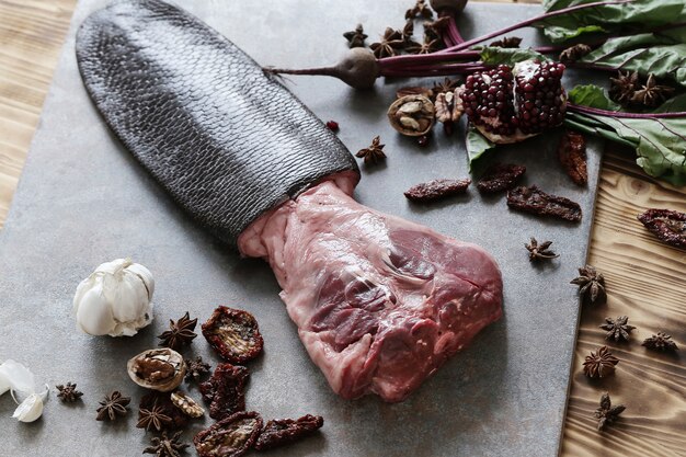 Carne crua com ingredientes para cozinhar a refeição