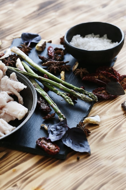 Carne crua com ingredientes para cozinhar a refeição