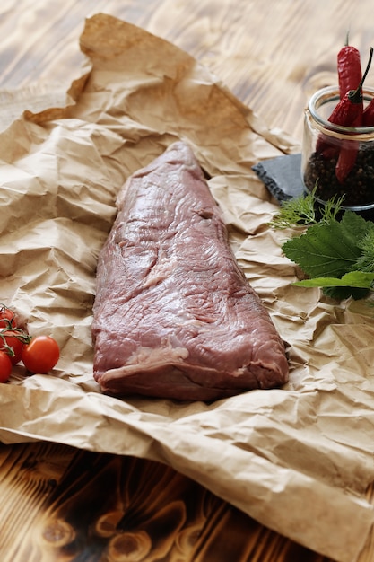 Foto grátis carne crua com ingredientes para cozinhar a refeição