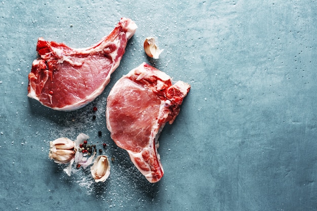 Carne crua com ingredientes para cozinhar