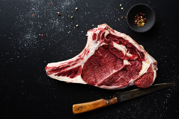 Carne crua com ingredientes para cozinhar