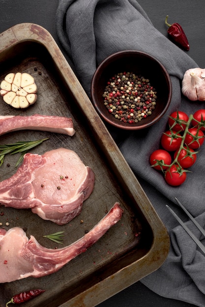 Foto grátis carne crua na assadeira e legumes