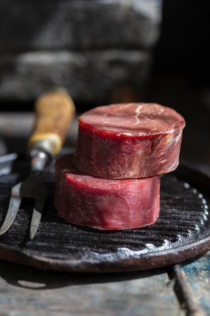 Foto grátis carne crua no prato com garfo