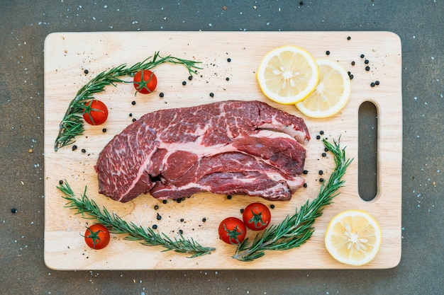 Foto grátis carne de bovino crua na tábua de cortar