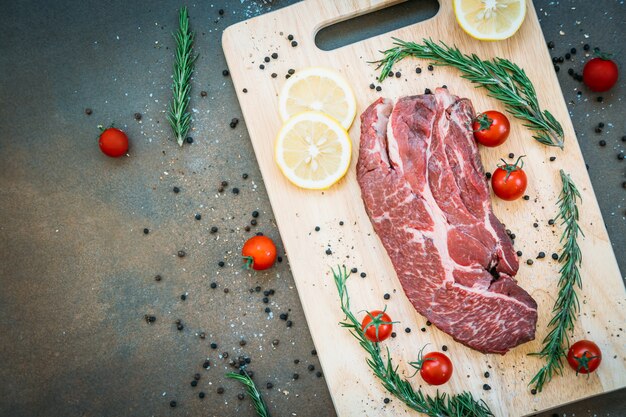 Carne de bovino crua na tábua de cortar