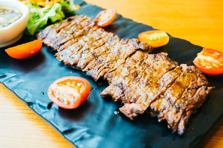 Foto grátis carne de carne grelhada com vegetais