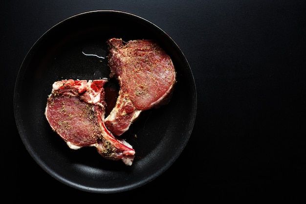 Carne de porco com especiarias na panela