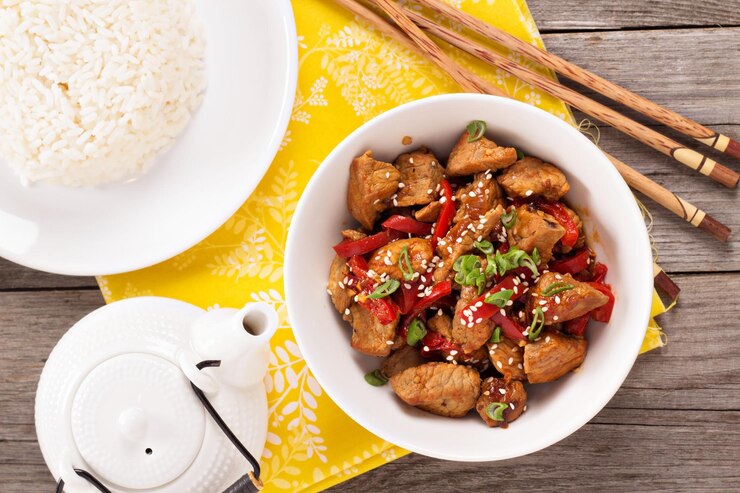 Foto grátis carne de porco com legumes em estilo asiático