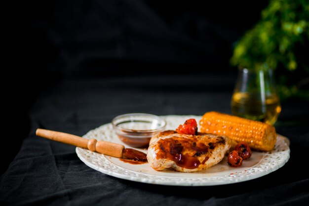 Carne de porco com tomate cereja e milho na chapa