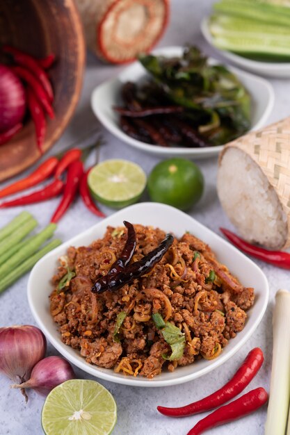 Carne de porco picada picante em um prato branco.