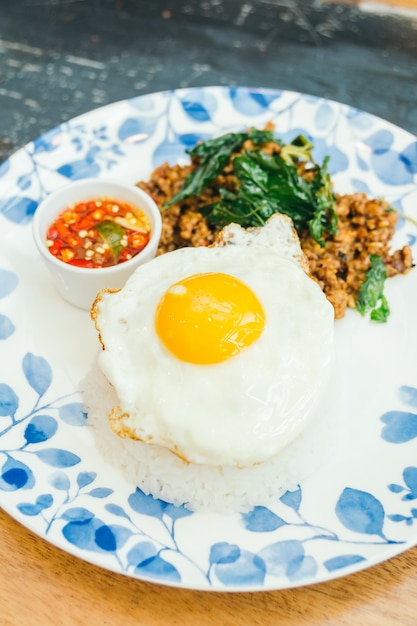 Carne de porco picante com folhas de manjericão e arroz