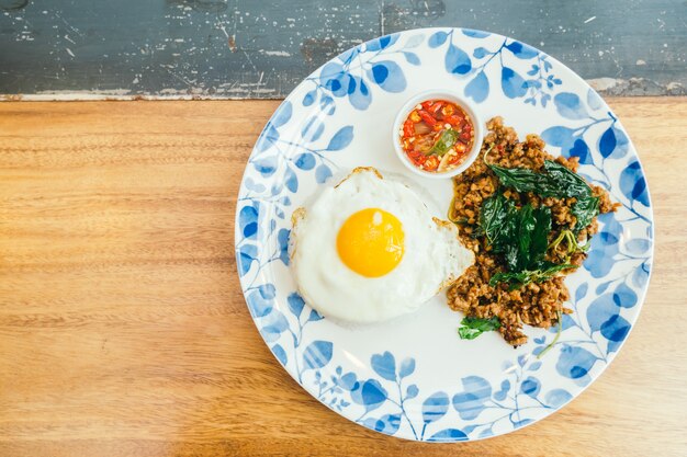 Carne de porco picante com folhas de manjericão e arroz