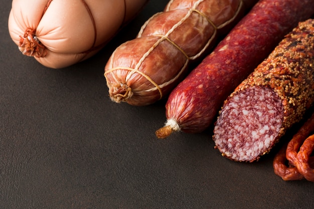 Foto grátis carne de porco saborosa close-up em cima da mesa