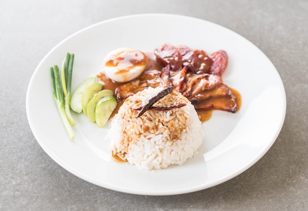 Carne de porco vermelha assada no molho com arroz